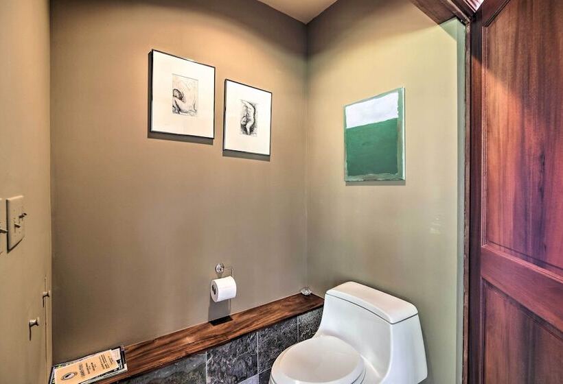 Lovely Brookfield Home W/private Deck & Views