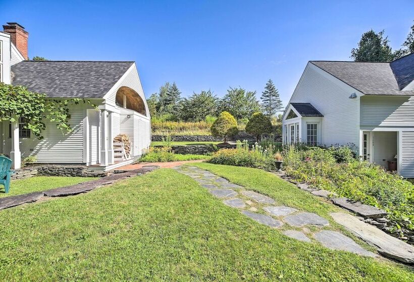 Lovely Brookfield Home W/private Deck & Views