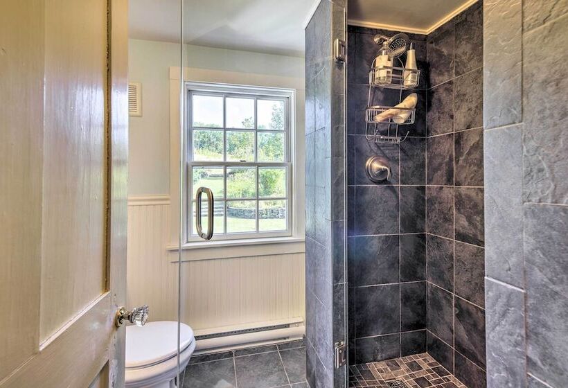 Lovely Brookfield Home W/private Deck & Views