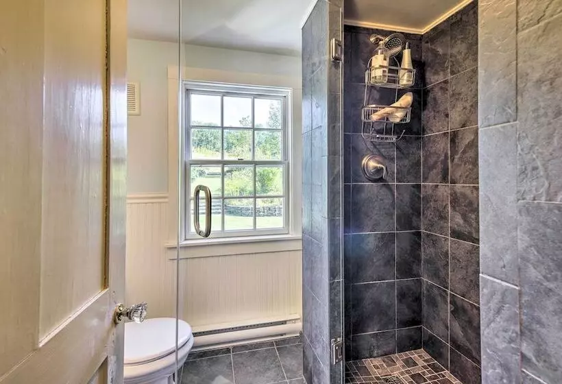 Lovely Brookfield Home W/private Deck & Views