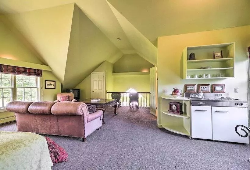 Lovely Brookfield Home W/private Deck & Views