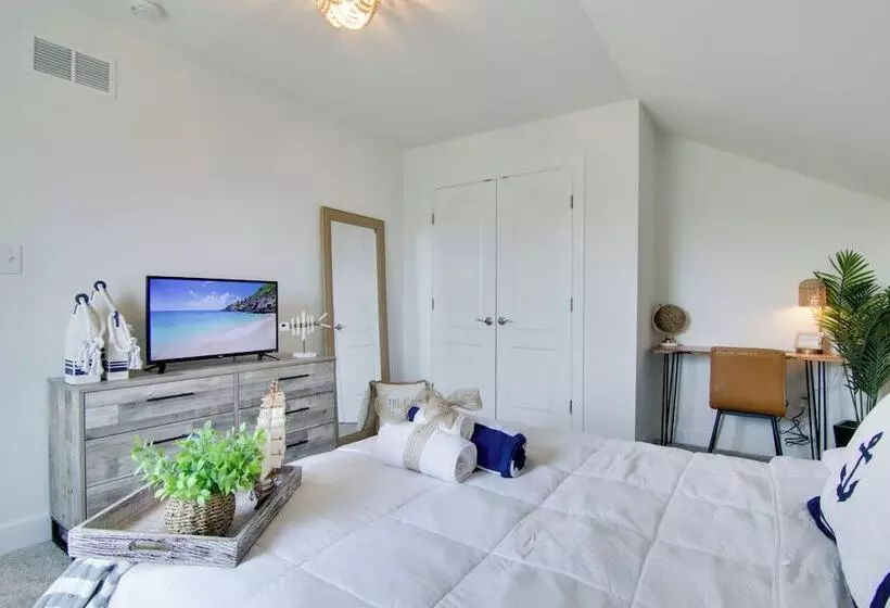 Ocean View Home W/ Beach Shuttle, 5 Mi To Coast!