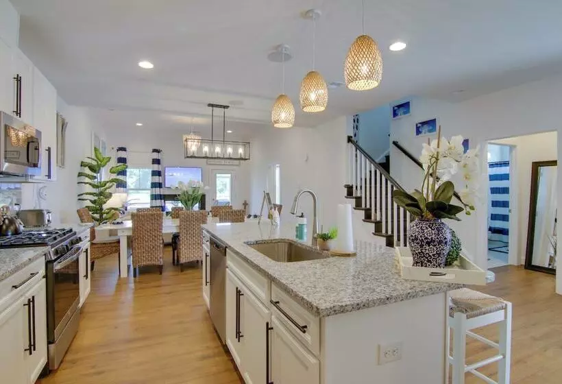 Ocean View Home W/ Beach Shuttle, 5 Mi To Coast!