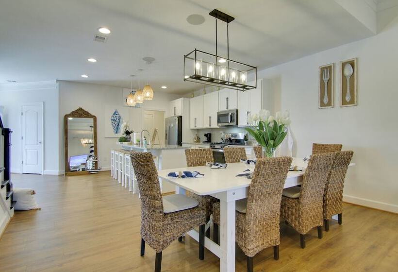 Ocean View Home W/ Beach Shuttle, 5 Mi To Coast!