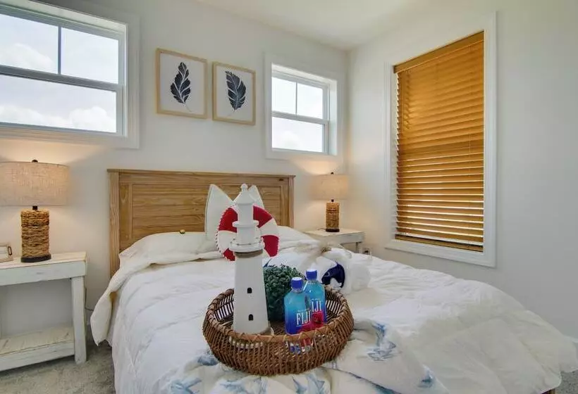 Ocean View Home W/ Beach Shuttle, 5 Mi To Coast!