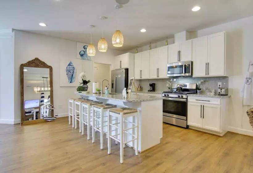 Ocean View Home W/ Beach Shuttle, 5 Mi To Coast!