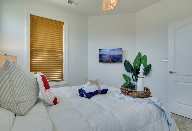 Ocean View Home W/ Beach Shuttle, 5 Mi To Coast!