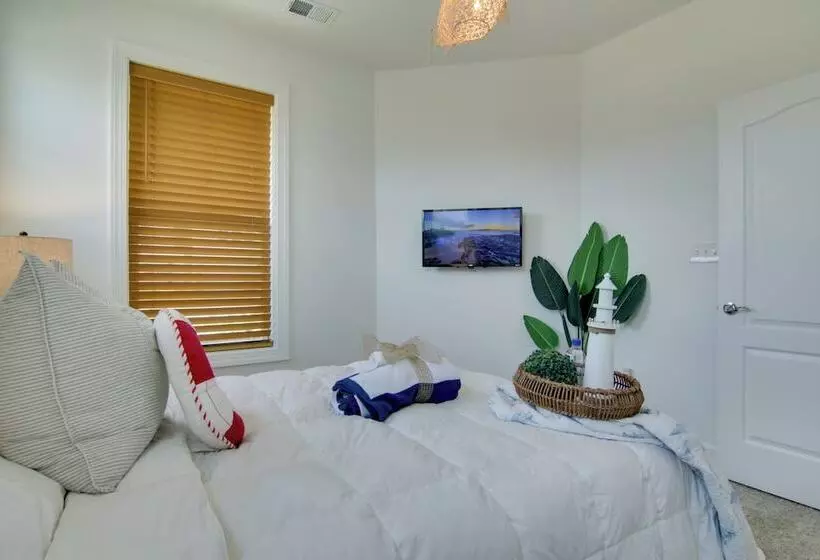 Ocean View Home W/ Beach Shuttle, 5 Mi To Coast!