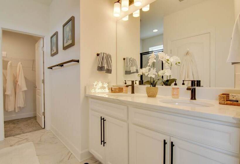 Ocean View Home W/ Beach Shuttle, 5 Mi To Coast!