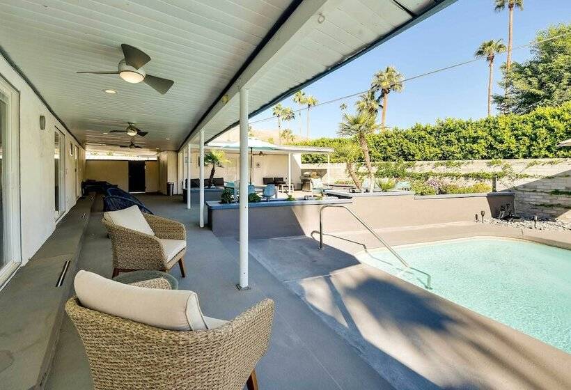 Palm Springs Home: Casita + Fire Pit!