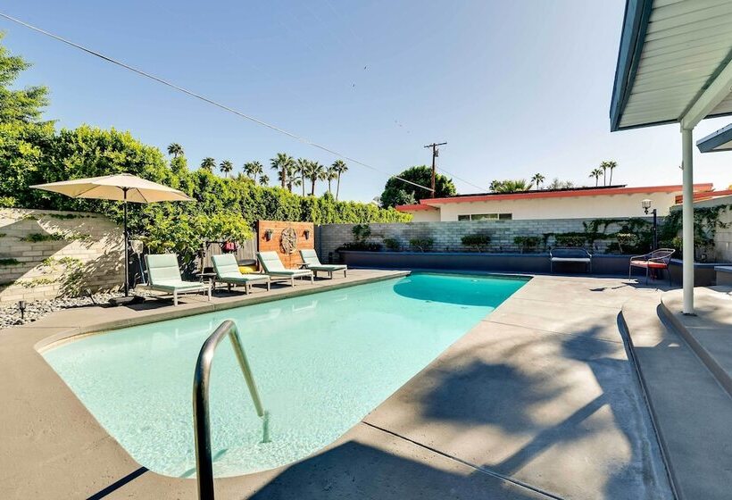 Palm Springs Home: Casita + Fire Pit!
