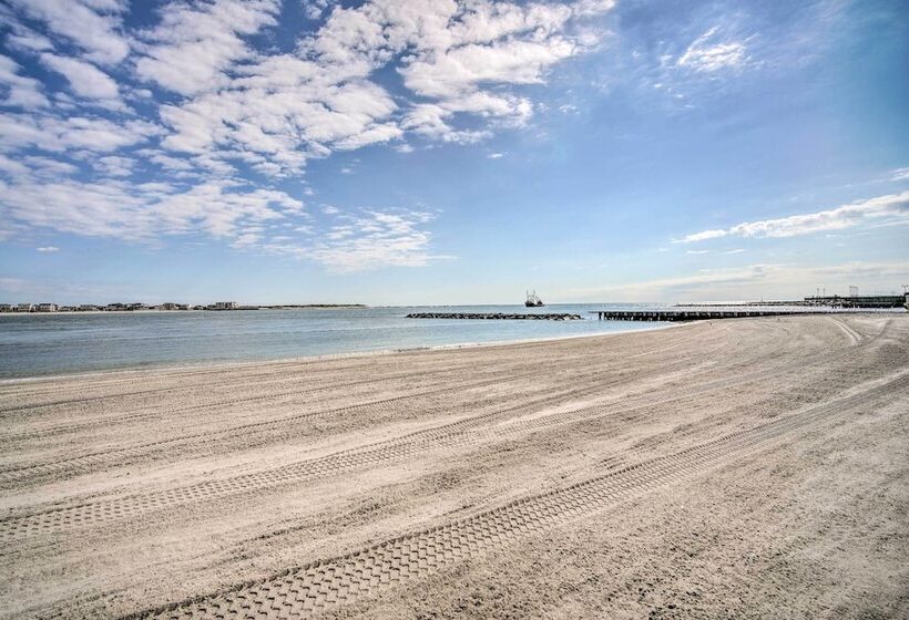 Modern Atlantic City House: Walk To Beach!