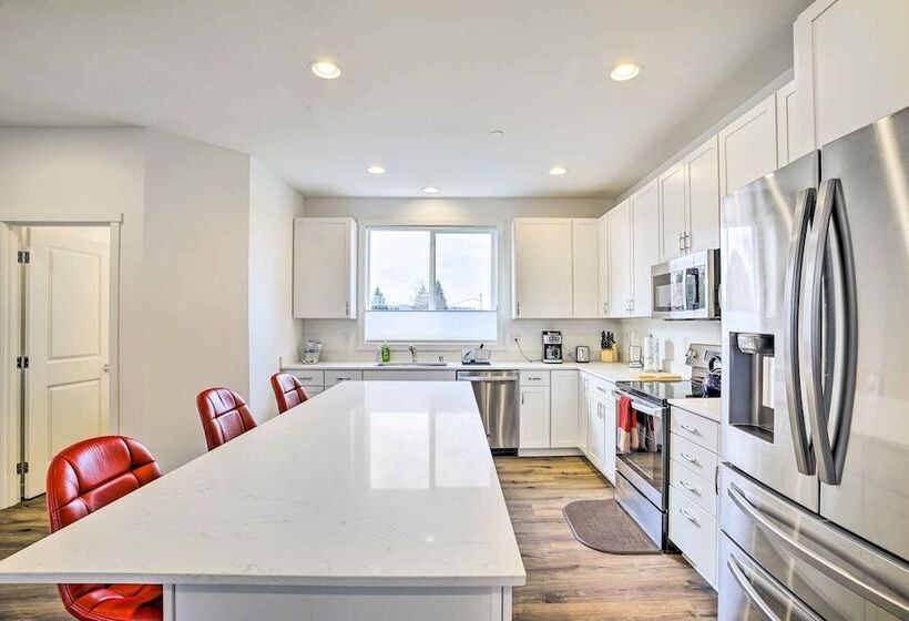 Modern Monroe Home Private Yard & Mtn Views