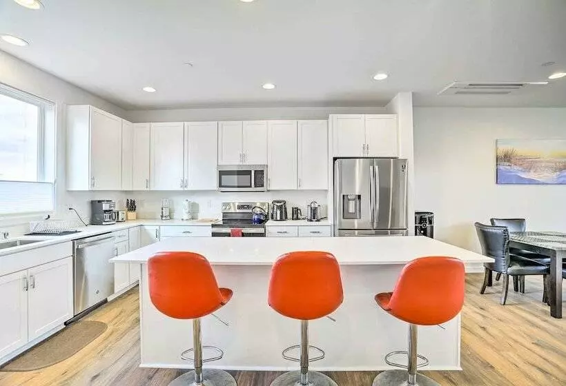 Modern Monroe Home Private Yard & Mtn Views