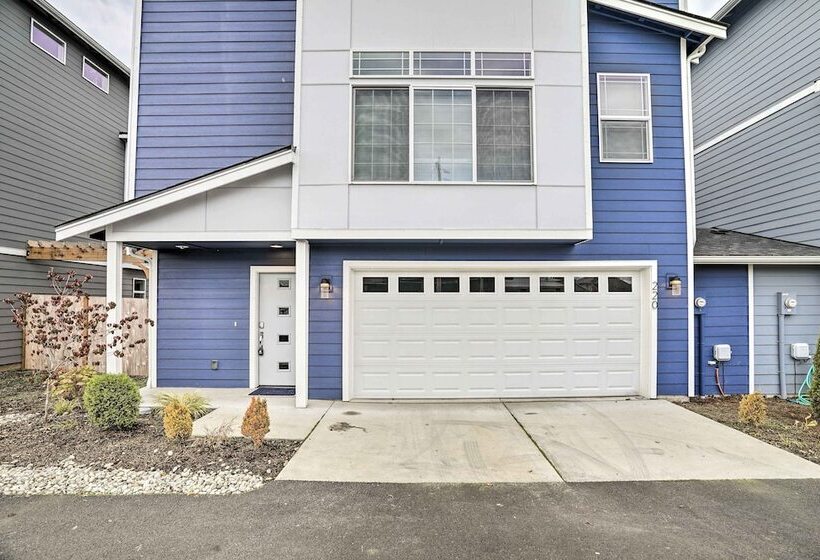 Modern Monroe Home Private Yard & Mtn Views