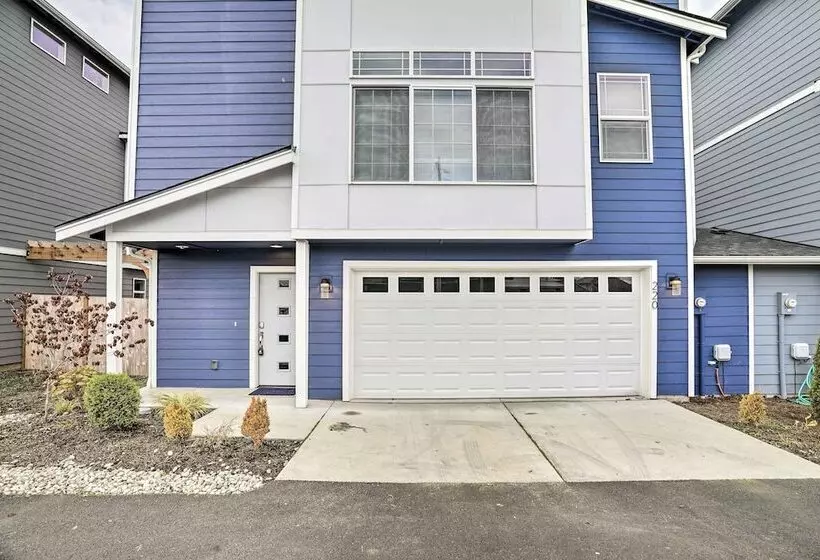 Modern Monroe Home Private Yard & Mtn Views