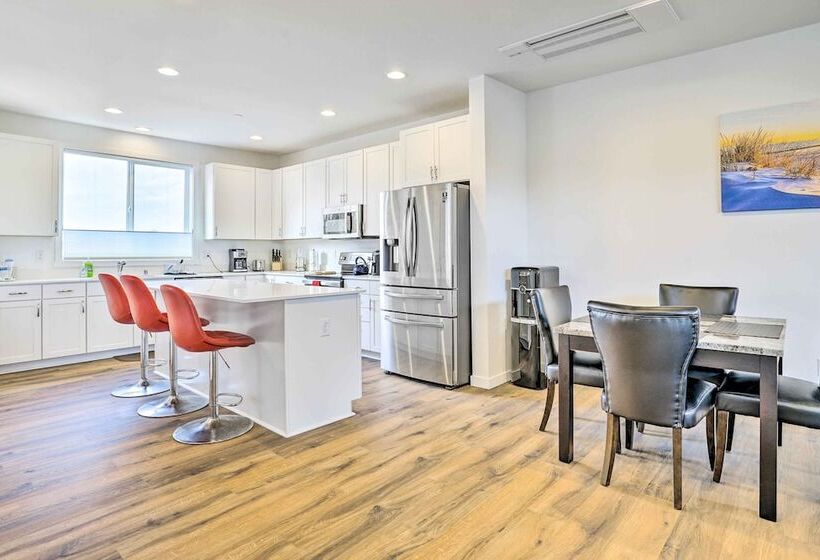 Modern Monroe Home Private Yard & Mtn Views