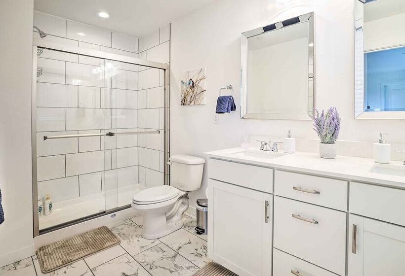 Modern Monroe Home Private Yard & Mtn Views