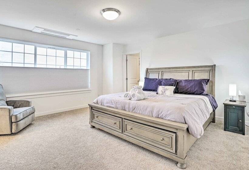 Modern Monroe Home Private Yard & Mtn Views