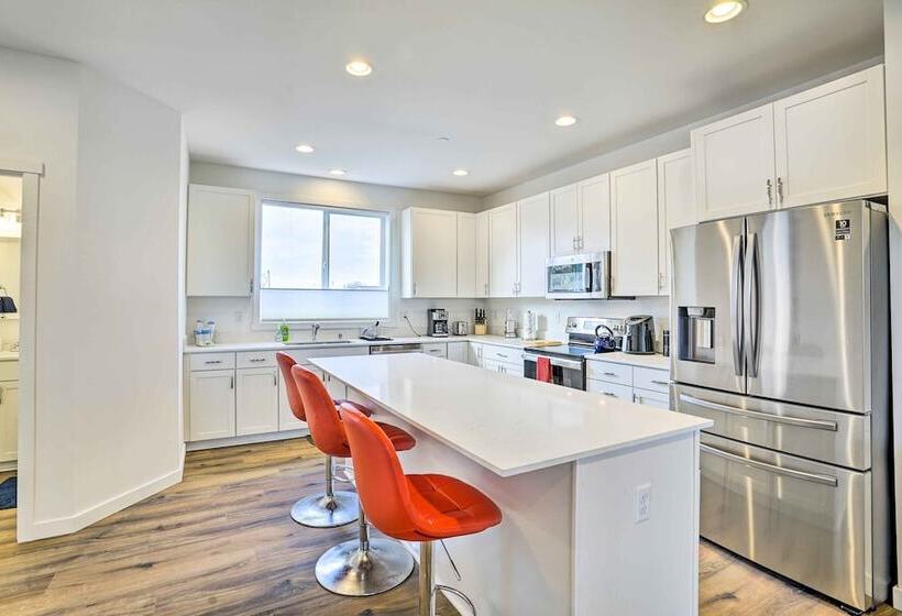 Modern Monroe Home Private Yard & Mtn Views