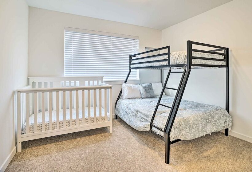 Modern Monroe Home Private Yard & Mtn Views