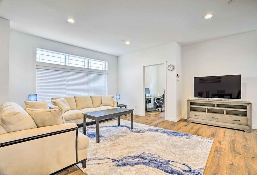 Modern Monroe Home Private Yard & Mtn Views