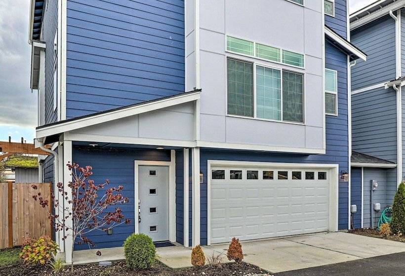 Modern Monroe Home Private Yard & Mtn Views