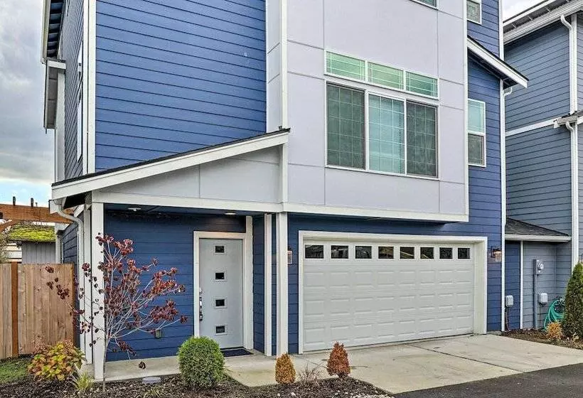 Modern Monroe Home Private Yard & Mtn Views