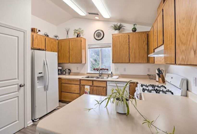 Mount Shasta Escape W/ Balcony ~ Walk To Dtwn