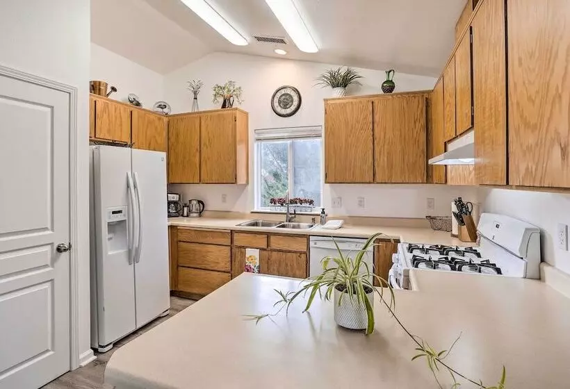 Mount Shasta Escape W/ Balcony ~ Walk To Dtwn