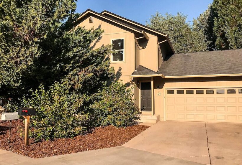 Mount Shasta Escape W/ Balcony ~ Walk To Dtwn