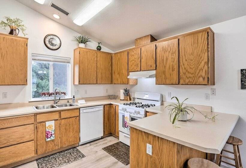 Mount Shasta Escape W/ Balcony ~ Walk To Dtwn