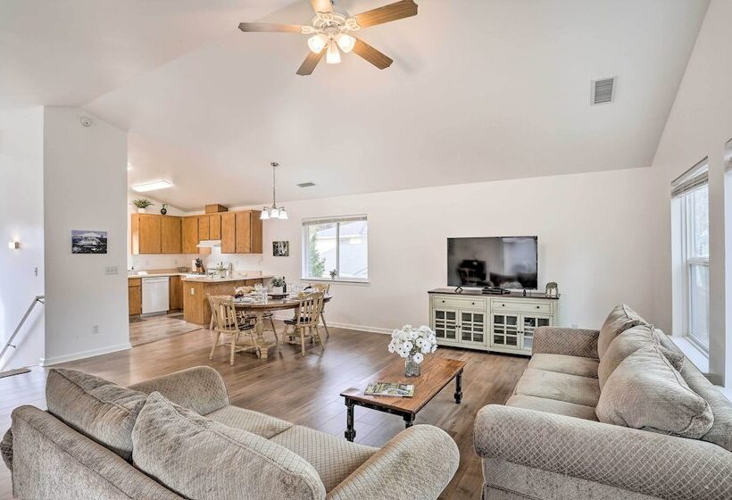 Mount Shasta Escape W/ Balcony ~ Walk To Dtwn