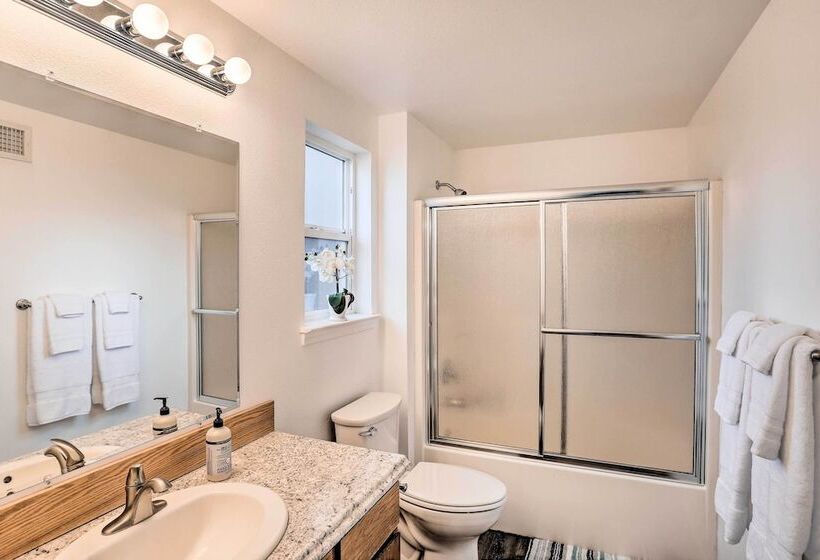 Mount Shasta Escape W/ Balcony ~ Walk To Dtwn