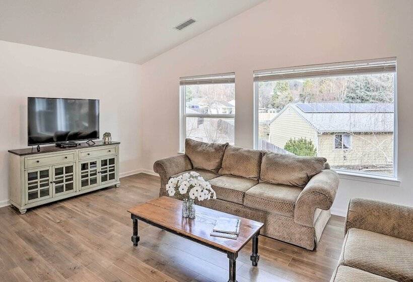 Mount Shasta Escape W/ Balcony ~ Walk To Dtwn