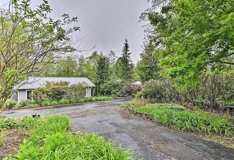 3 Mi To Grandfather Mountain Park: Cottage W/ Deck