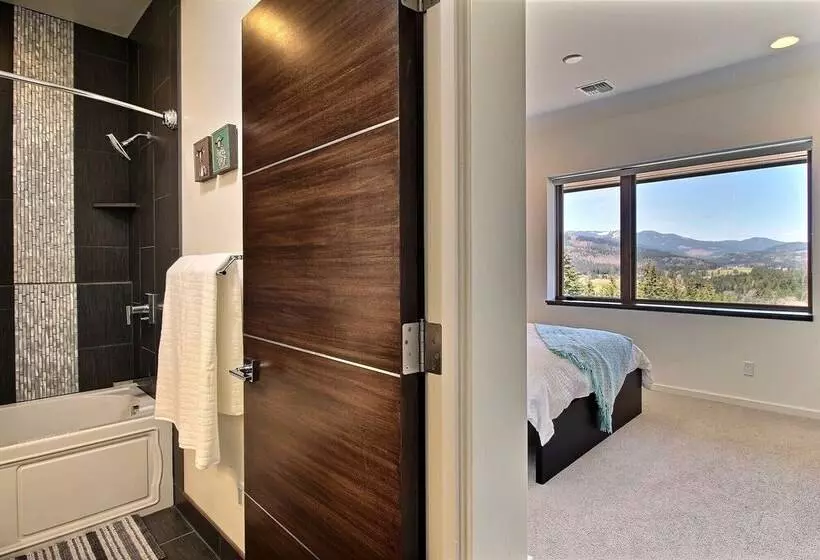 Pahto S Retreat  Luxe White Salmon Home: Hot Tub