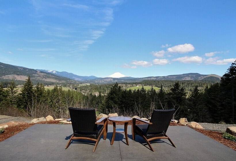 Pahto S Retreat Luxe White Salmon Home: Hot Tub