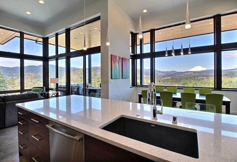 Pahto S Retreat Luxe White Salmon Home: Hot Tub