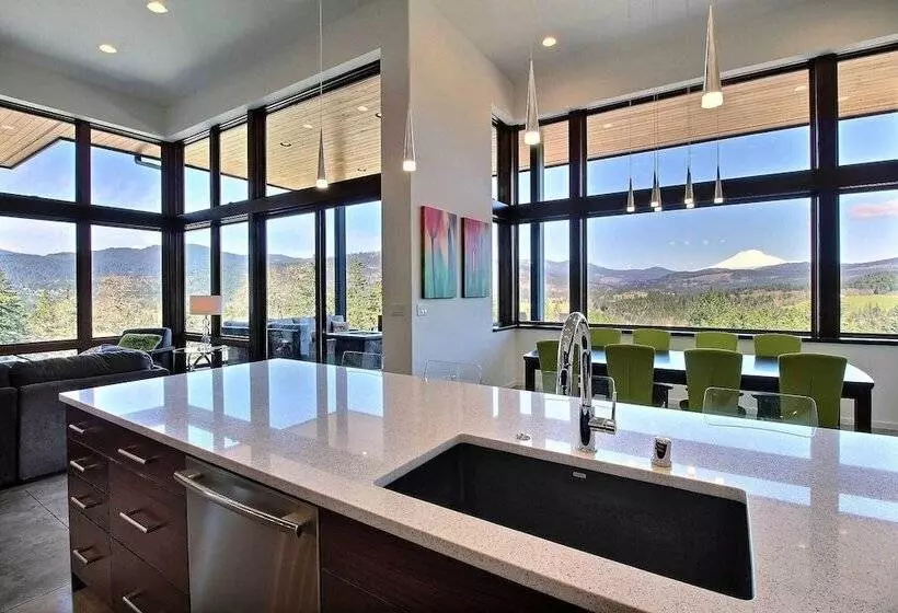 Pahto S Retreat  Luxe White Salmon Home: Hot Tub