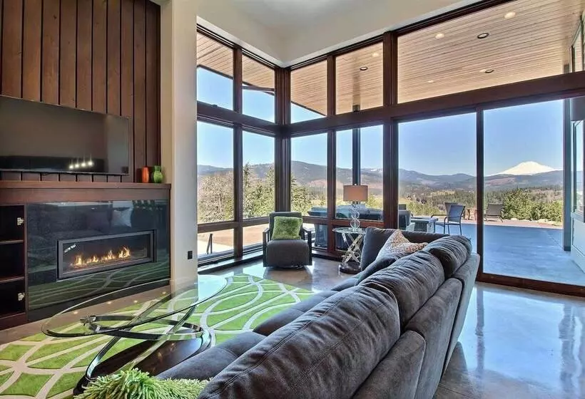 Pahto S Retreat  Luxe White Salmon Home: Hot Tub