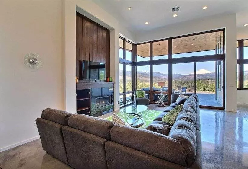 Pahto S Retreat  Luxe White Salmon Home: Hot Tub