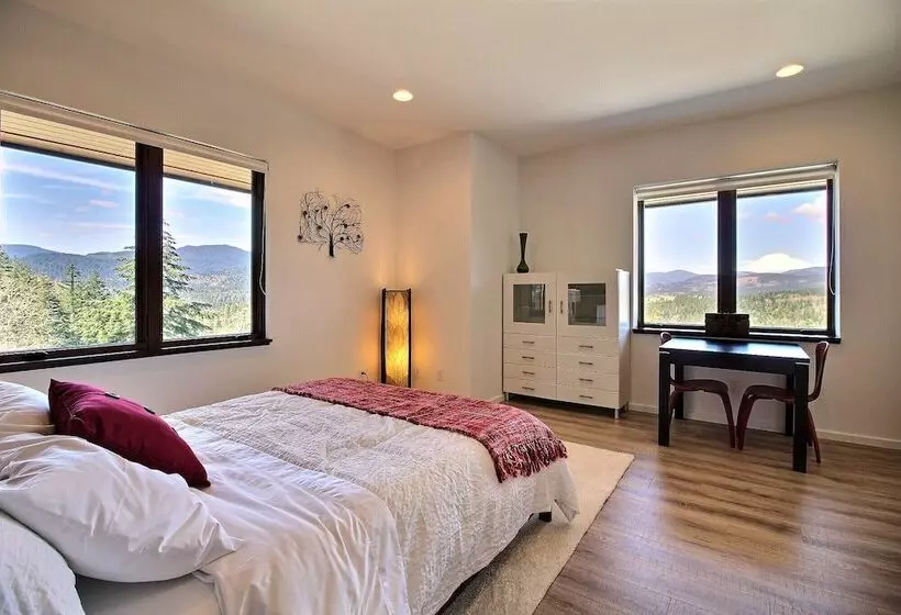 Pahto S Retreat  Luxe White Salmon Home: Hot Tub