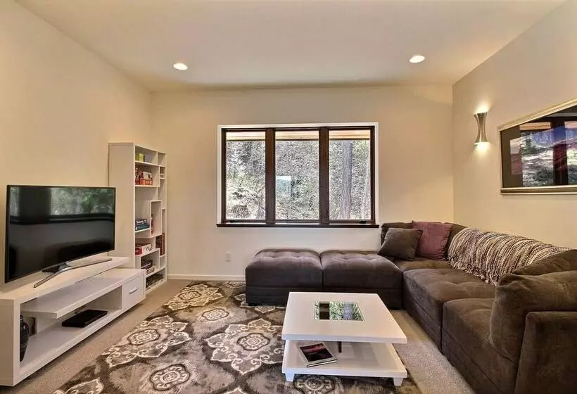 Pahto S Retreat  Luxe White Salmon Home: Hot Tub