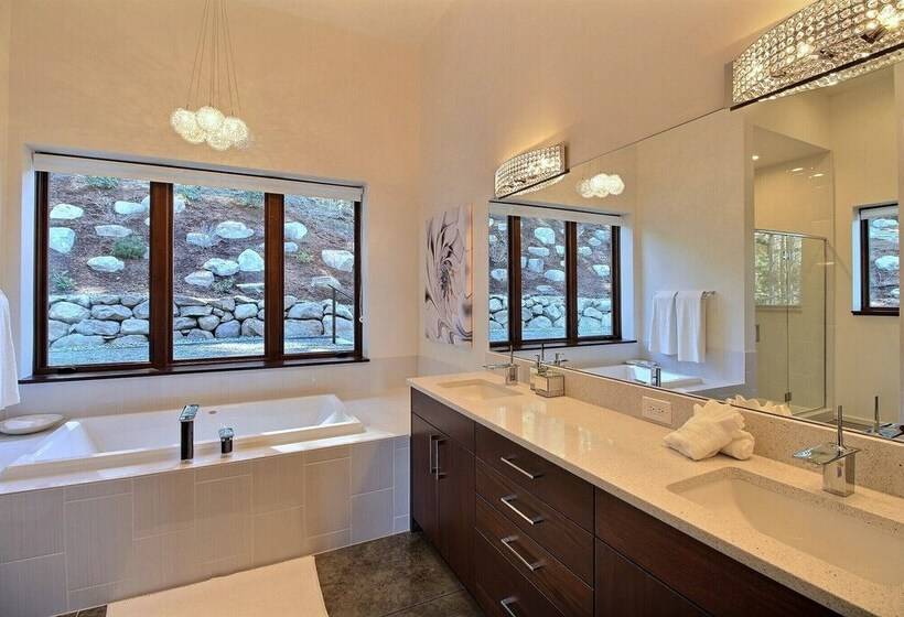 Pahto S Retreat Luxe White Salmon Home: Hot Tub