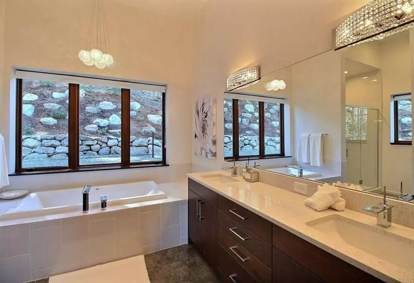 Pahto S Retreat  Luxe White Salmon Home: Hot Tub