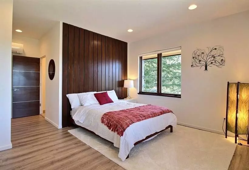 Pahto S Retreat  Luxe White Salmon Home: Hot Tub