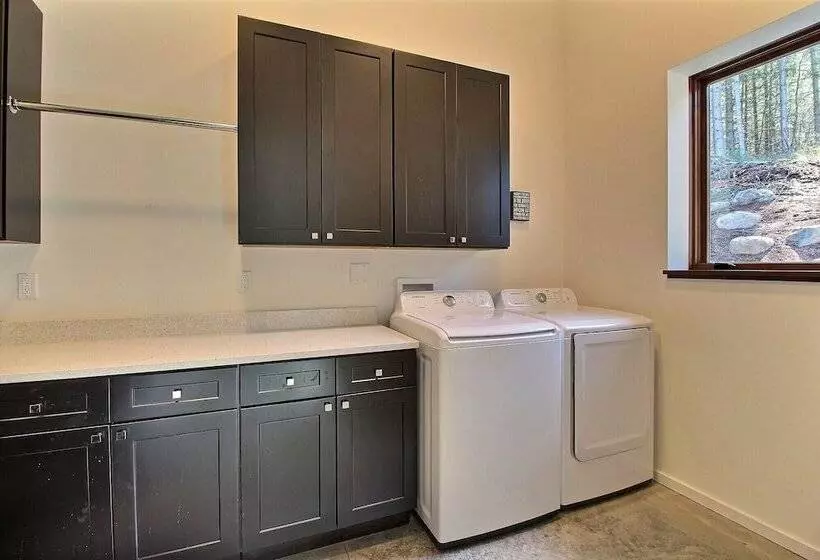 Pahto S Retreat  Luxe White Salmon Home: Hot Tub