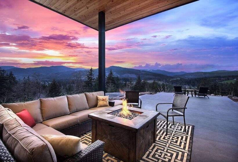 Pahto S Retreat Luxe White Salmon Home: Hot Tub