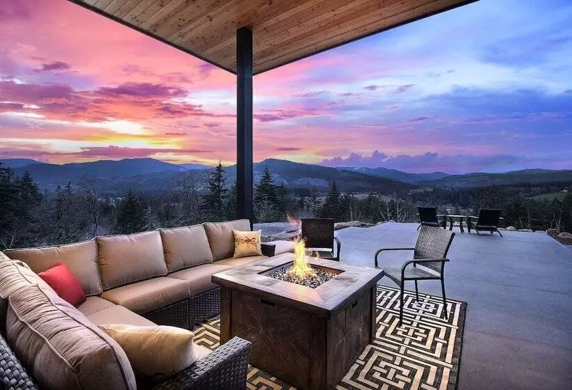 Pahto S Retreat  Luxe White Salmon Home: Hot Tub